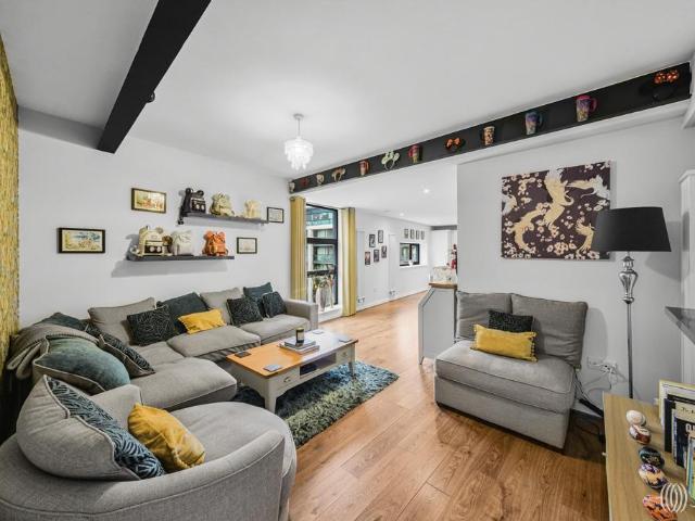 Flat for sale in Stratford Marsh, Greater London