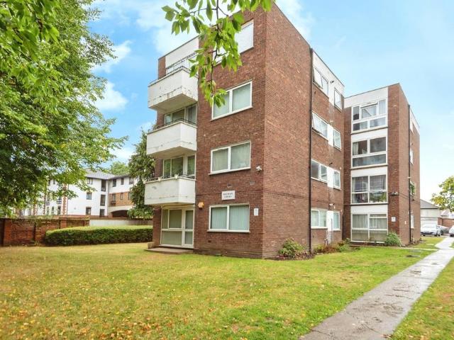 Flat for sale in Lampton, Greater London