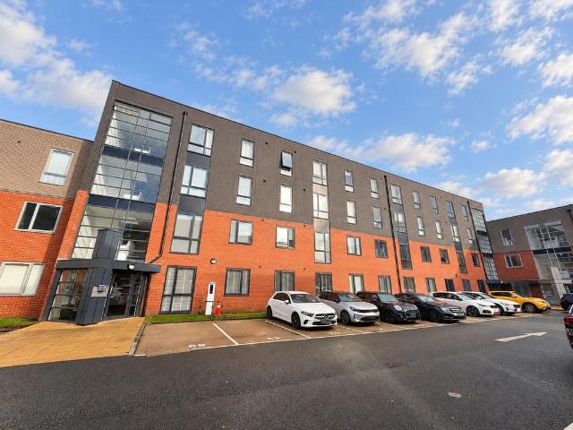 Flat for sale in Sale, Trafford