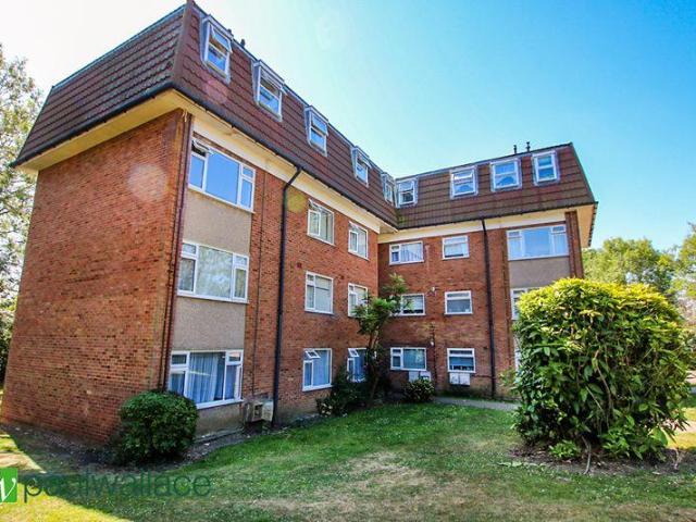 Flat for sale in Potters Bar, Cuffley