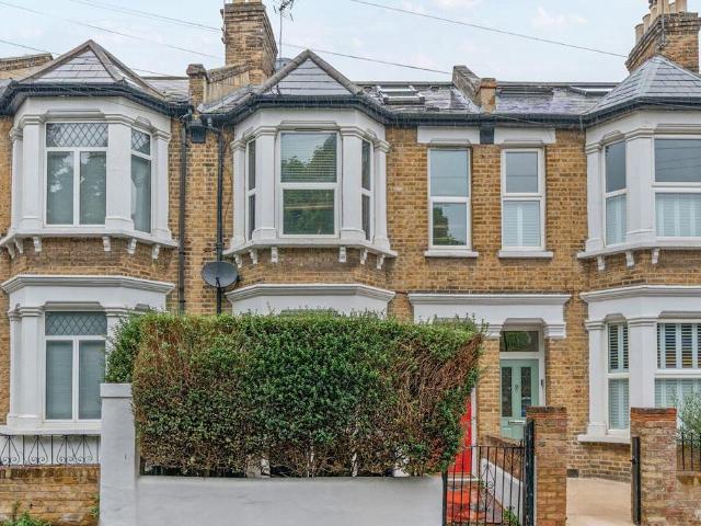Flat for sale in London Borough of Ealing, Greater London