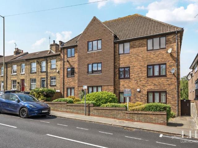 Flat for sale in The Galleries, Navestock Side