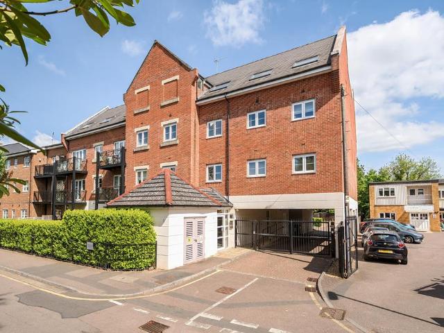 Flat for sale in Batchworth