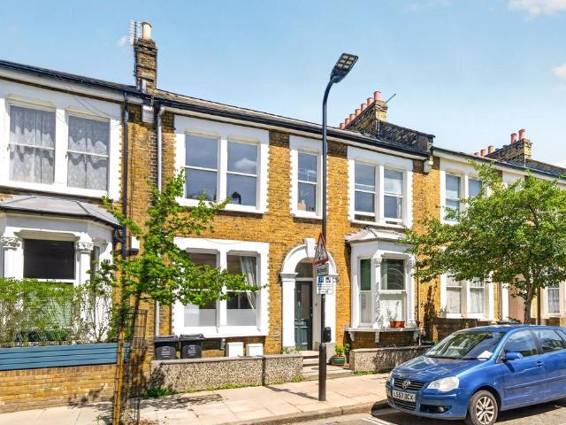 Flat for sale in Shacklewell, Greater London