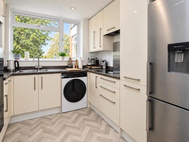 Flat for sale in Elstree and Borehamwood, Borehamwood
