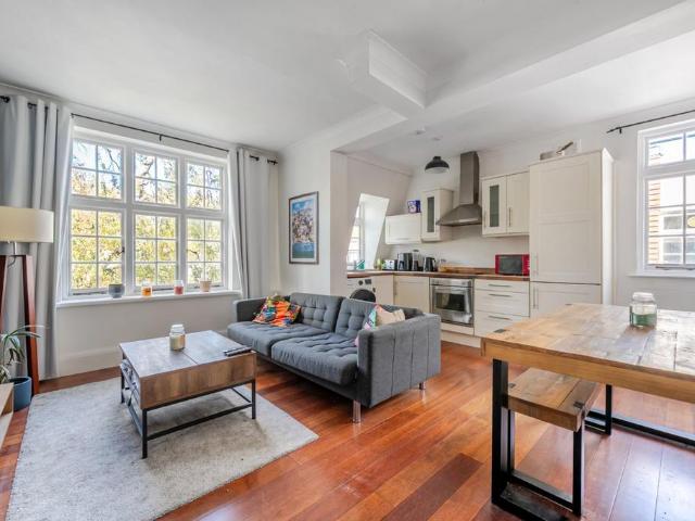 Flat for sale in Highgate, Greater London