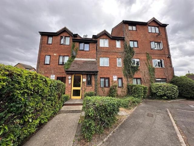 Flat for sale in Grays, Essex