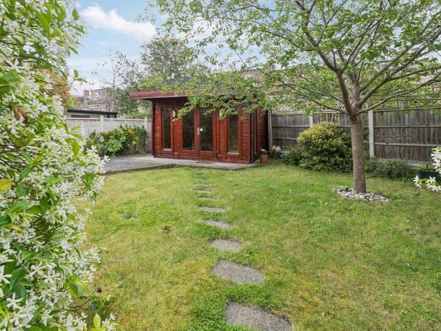 Flat for sale in Mortlake, Greater London