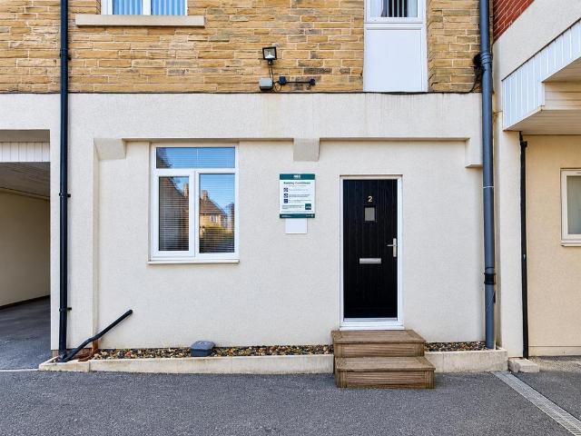 Flat for sale in Moor End, Leeds