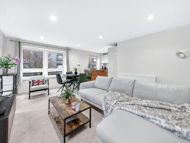 Flat for sale in Little Stanmore, Greater London