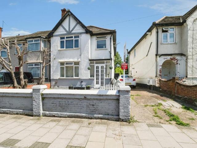 Flat for sale in Dagenham, Greater London