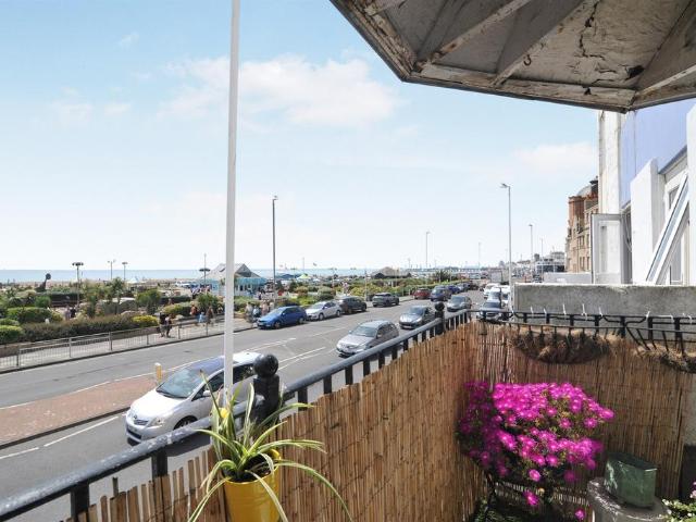 Flat for sale in Old Town, Guestling Green