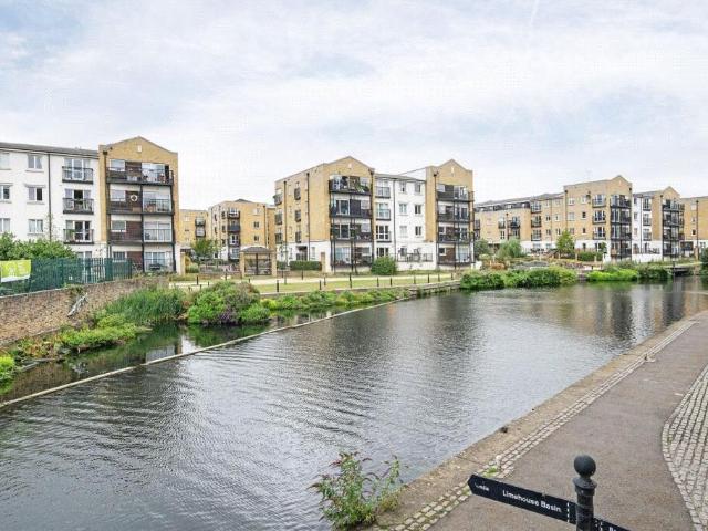 Flat for sale in Limehouse, Greater London