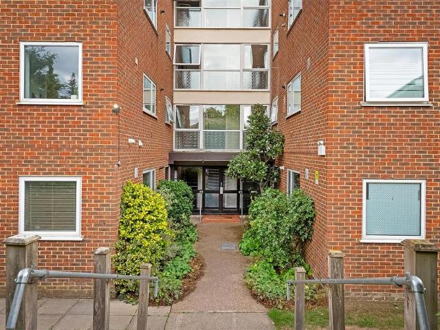 Flat for sale in London Borough of Croydon, Greater London