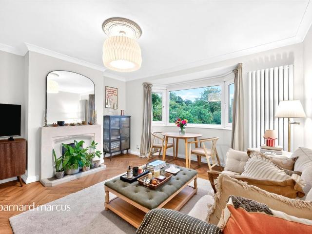 Flat for sale in Oakhill, Greater London