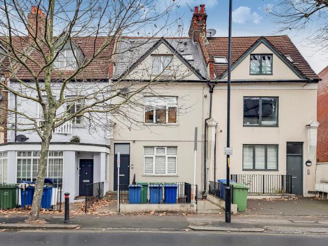 Flat for sale in East Dulwich, Greater London