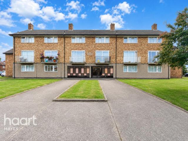 Flat for sale in Yeading, Greater London