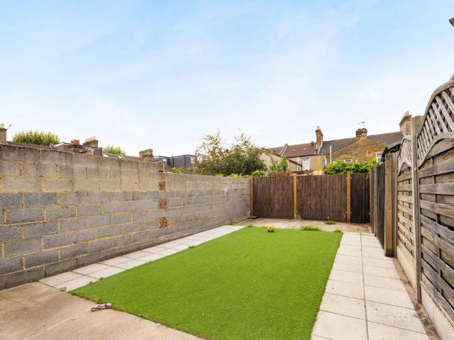 Flat for sale in Upton Park, Greater London