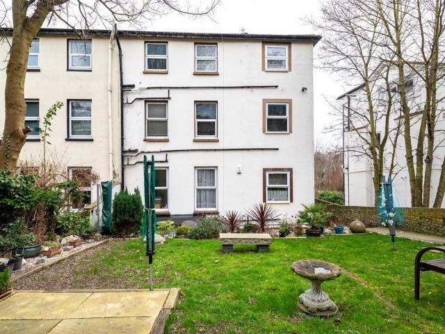 Flat for sale in Stone, Monks Orchard
