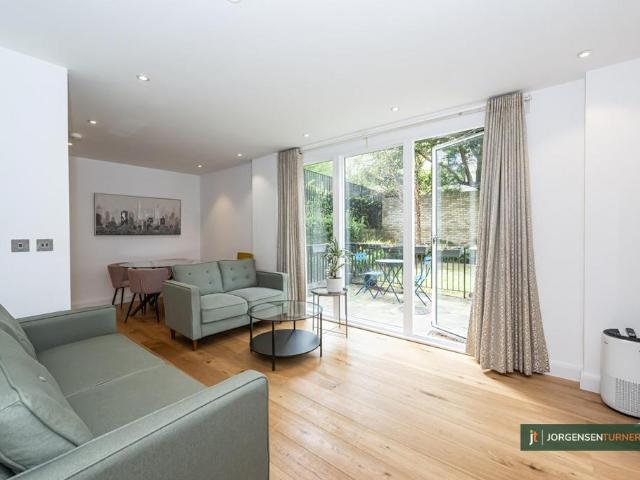 Flat for sale in Queen's Park, Greater London