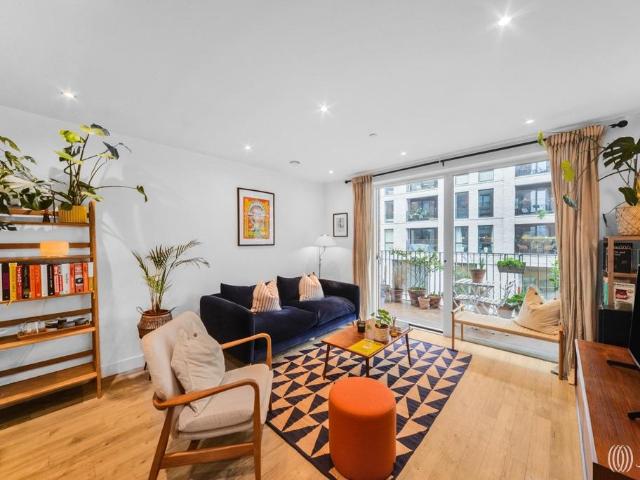 Flat for sale in Old Ford, Bow