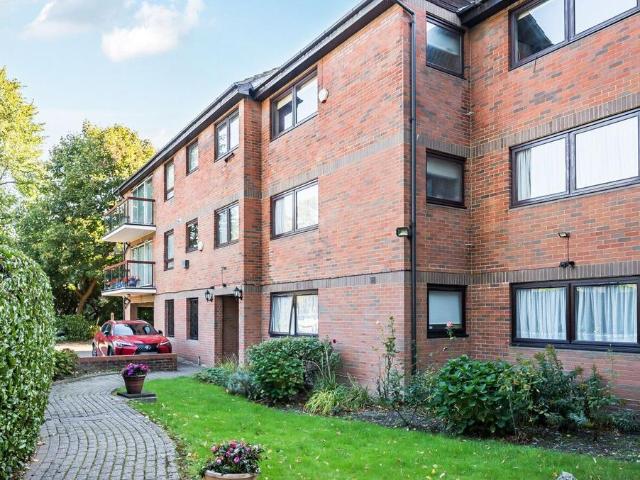 Flat for sale in Little Stanmore, Greater London