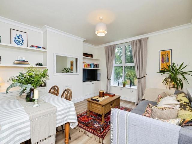 Flat for sale in Clapham, Greater London