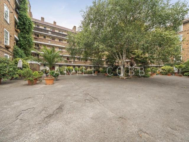 Flat for sale in Kennington Cross, Greater London