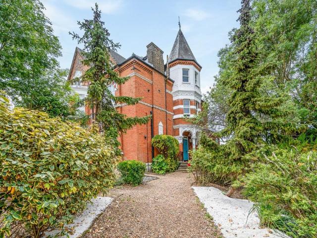 Flat for sale in West Norwood, Greater London
