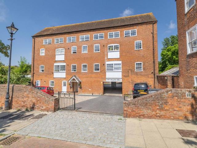 Flat for sale in Oad Street, Kent