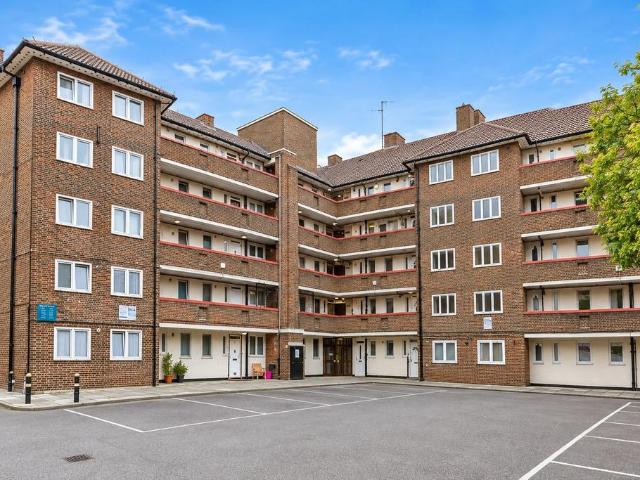 Flat for sale in Old Ford, Greater London