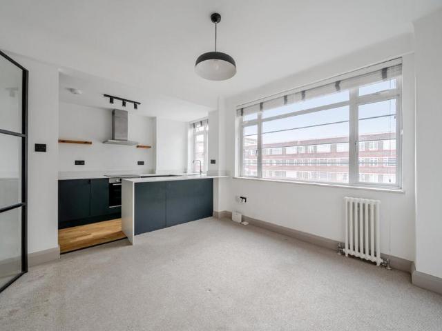 Flat for sale in Balham, Greater London
