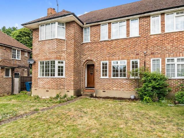 Flat for sale in Little Stanmore, Greater London