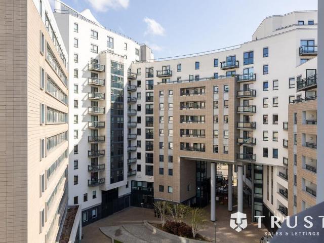 Flat for sale in Richmond Hill, West Yorkshire