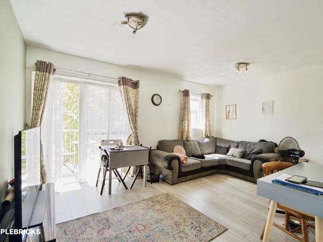 Flat for sale in Marks Gate, Greater London