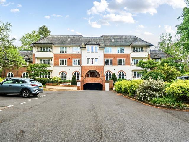 Flat for sale in Fole, Surrey