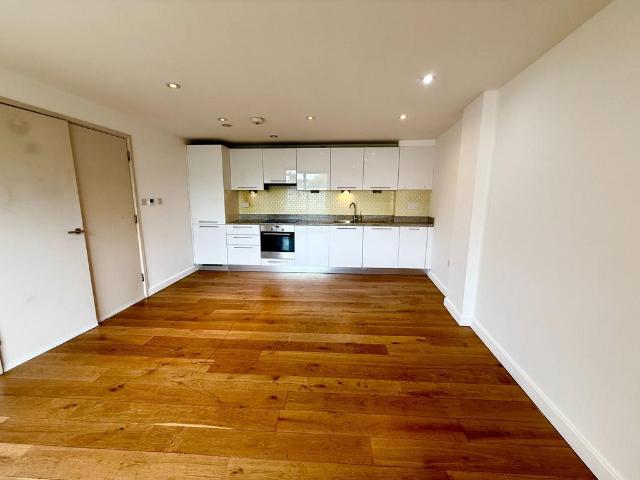 Flat for sale in Shepherd's Bush, Greater London