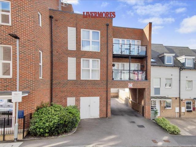 Flat for sale in Monks Orchard, Kent