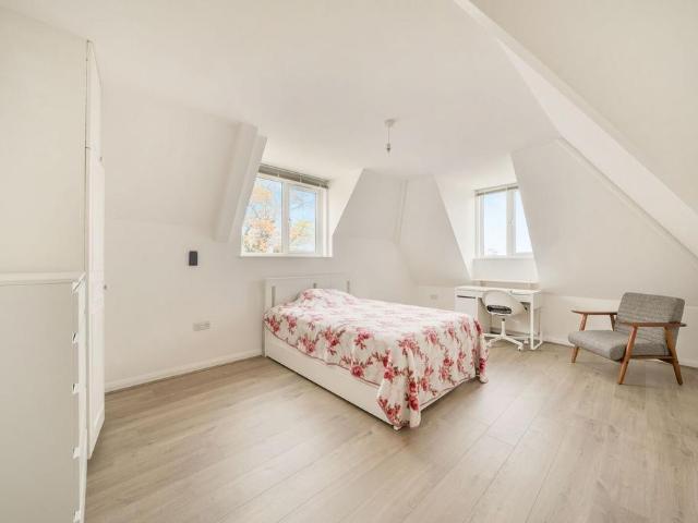 Flat for sale in London Borough of Richmond upon Thames, Greater London