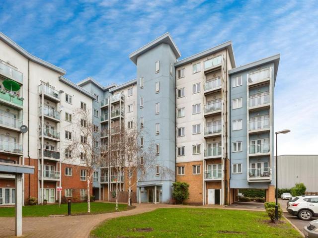 Flat for sale in Slough