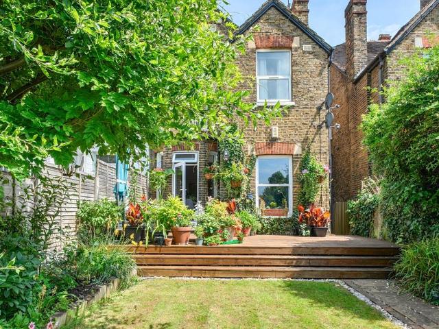 Flat for sale in Streatham, Greater London