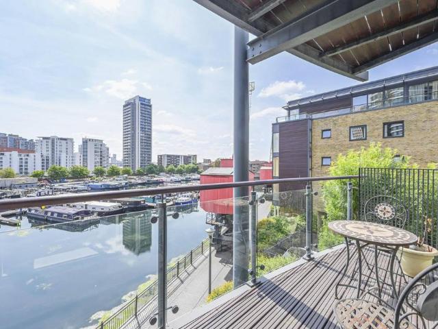 Flat for sale in Boardwalk Place, Cat Hill