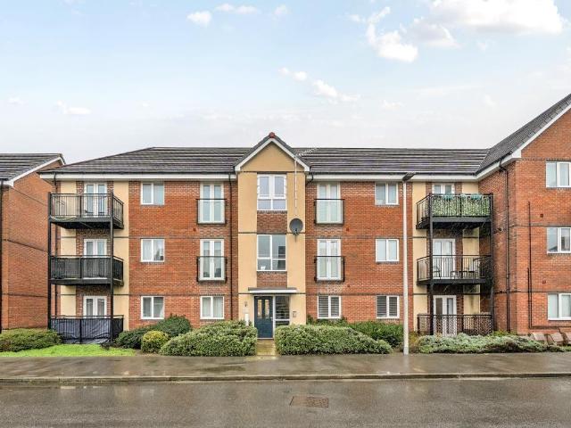 Flat for sale in Shinfield, Spencers Wood