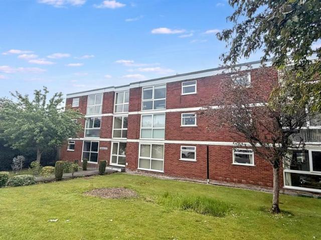 Flat for sale in Four Oaks, West Midlands