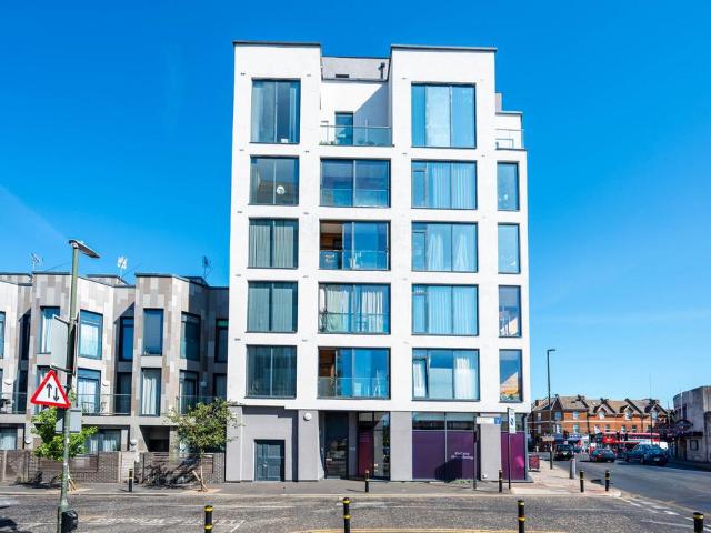 Flat for sale in London Borough of Merton, South Wimbledon