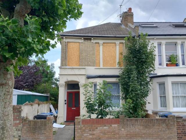 Flat for sale in Harlesden, Greater London