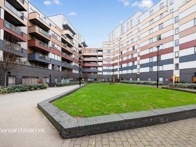 Flat for sale in New Southgate, Greater London