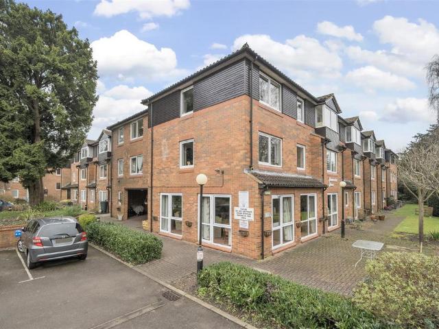 Flat for sale in Bushey, Bushey Heath