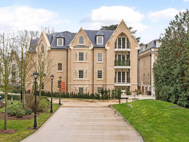 Flat for sale in Row Town, Surrey