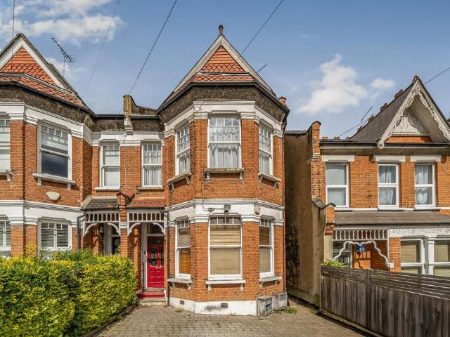 Flat for sale in Colney Hatch, Greater London